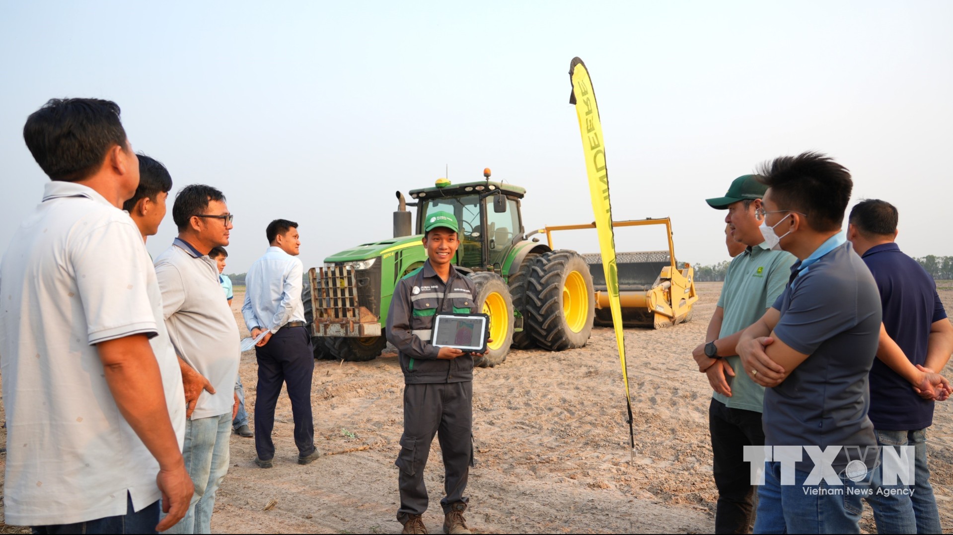 Chuyên viên kỹ thuật thuộc Trung tâm Kinh doanh Thiết bị Cơ giới của TTC AgriS giới kỹ thuật vận hành máy móc cơ giới hóa có áp dụng trí tuệ nhân tạo (AI) cho nông dân tỉnh Tây Ninh. (Ảnh: Minh Phú/TTXVN)